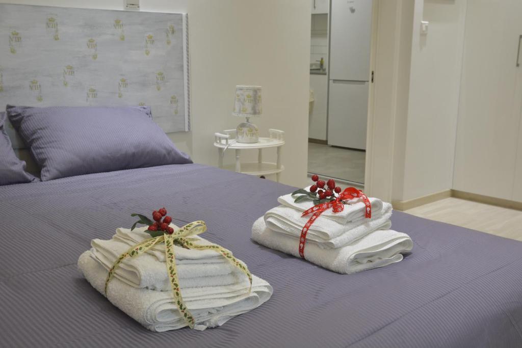 Fresh towels on the bed at the Armonia Central Suite Nicosia near the Cyprus Museum
