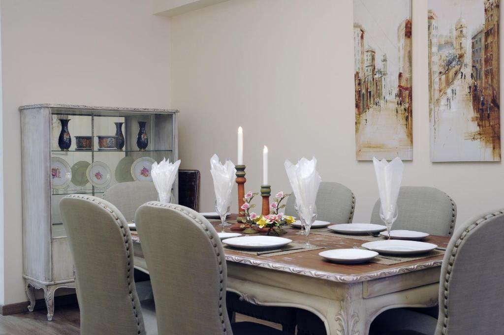 Vintage Suite dining room with antique table and city art at the Vintage Central Suite Nicosia