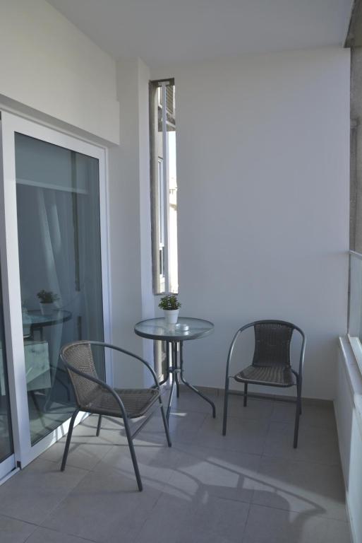 Private balcony with bistro table and chairs at the Armonia Suite in central Nicosia
