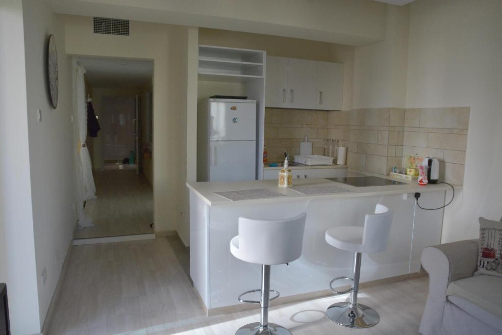 Fantasia Suite open kitchen with breakfast bar and bar stools in central Nicosia apartment