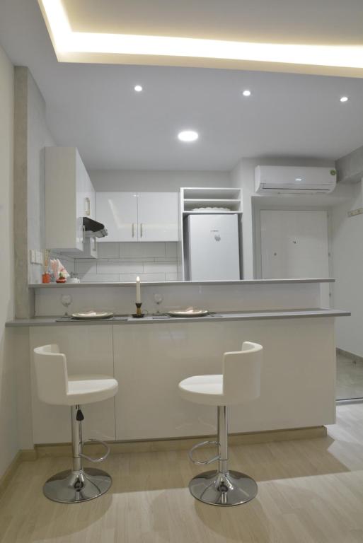 Open kitchen with breakfast bar and bar stools at the Armonia Suite in central Nicosia