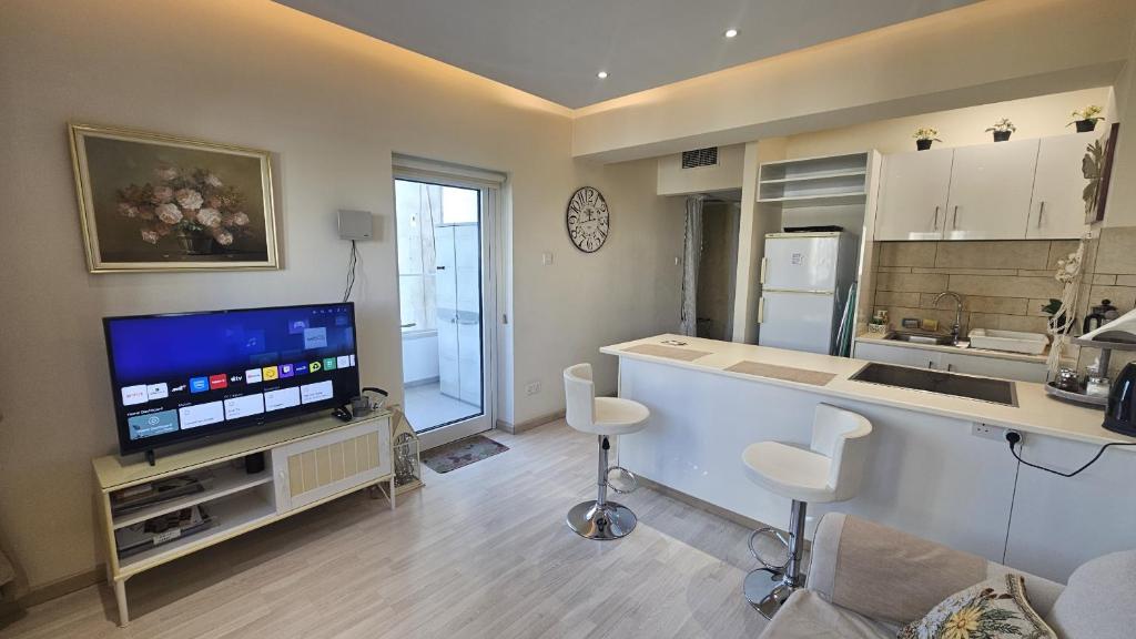 Fantasia Central Suite balcony with city views, 48 sqm one-bedroom short stay apartment in central Nicosia Cyprus