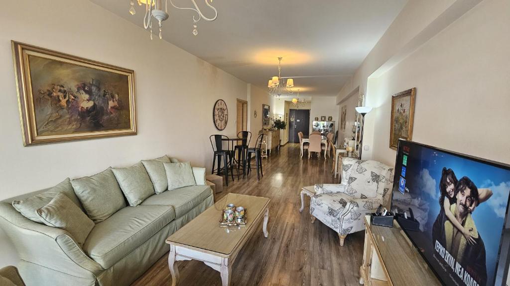 Vintage Central Suite living room, 140 sqm two-bedroom short stay apartment in central Nicosia Cyprus